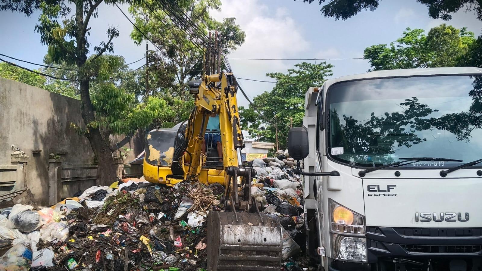 Gunungan Sampah di Mayor SL Tobing Akhirnya Diangkut, Warga Keluhkan Dampak Bau Terhadap Usaha Warung