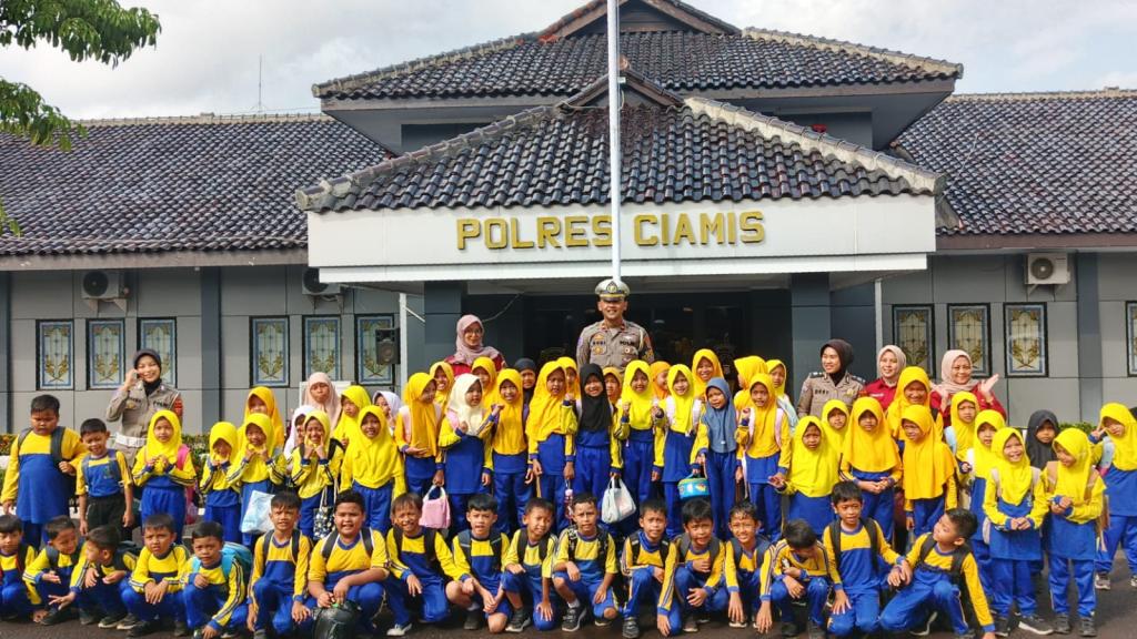 Polisi Sahabat Anak Polres Ciamis Tanamkan Disiplin Lalu Lintas dan Edukasi Anti Bullying Sejak Dini