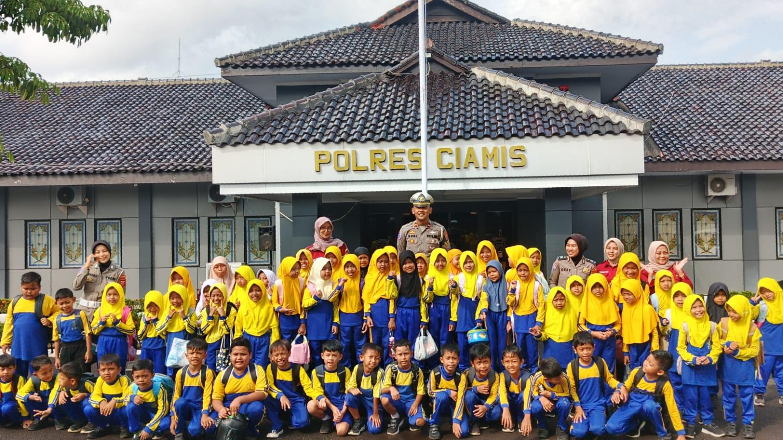 Polisi Sahabat Anak Polres Ciamis Tanamkan Disiplin Lalu Lintas dan Edukasi Anti Bullying Sejak Dini