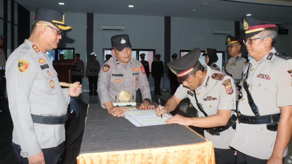 Suasana Haru Warnai Sertijab dan Purna Bhakti Personel Polres Ciamis