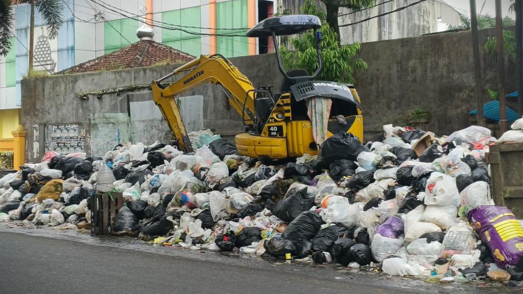 Target Sehari Beres, Sampah di Jalan SL Tobing Masih Menggunung, DLH Sebut Alat Berat Mogok