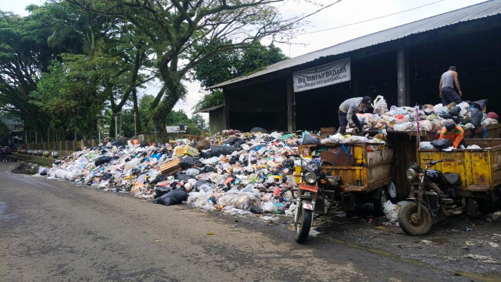 Gunungan Sampah di TPS 3R Dadaha Bikin Pengendara Tutup Hidung dan Keluhkan Bau Menyengat