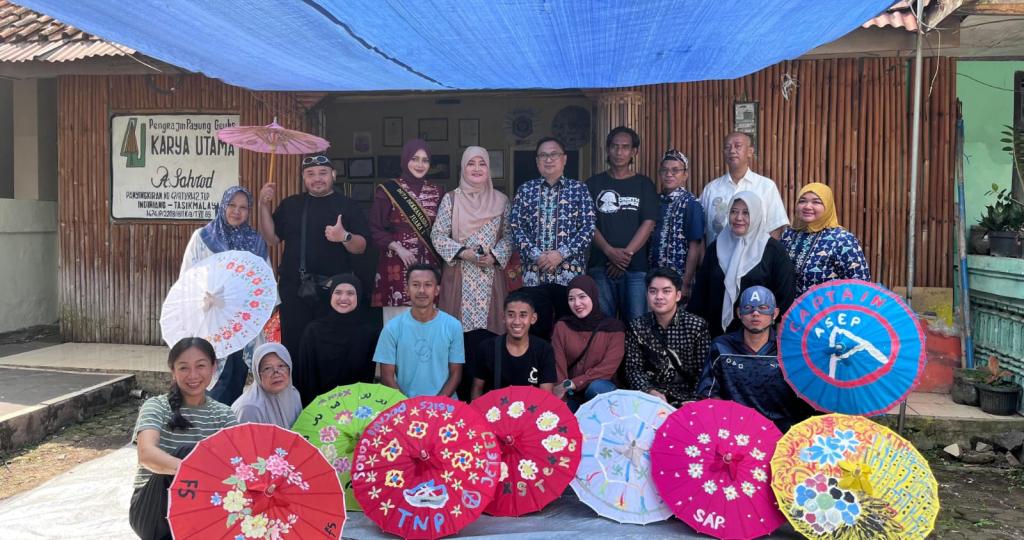 Dekranasda dan Dinas KUMKM Tasikmalaya Ajak Influencer ke Sentra Payung Geulis, Upaya Dorong Produk Lokal Go International