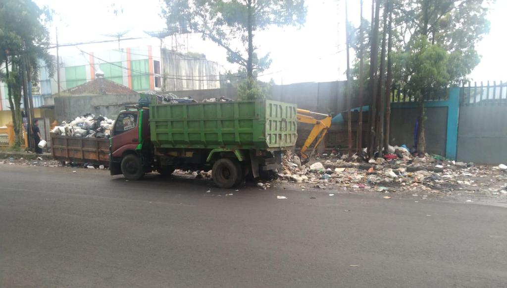 Sempat Menggunung, Tumpukan Sampah di Jalan Mayor SL Tobing Tasikmalaya Akhirnya Dibersihkan