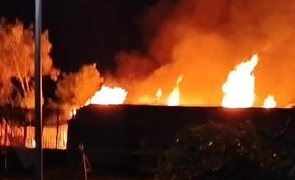 Pabrik Hanger di Tamansari Tasikmalaya Terbakar Hebat, Petugas Gabungan Berjibaku Padamkan Api