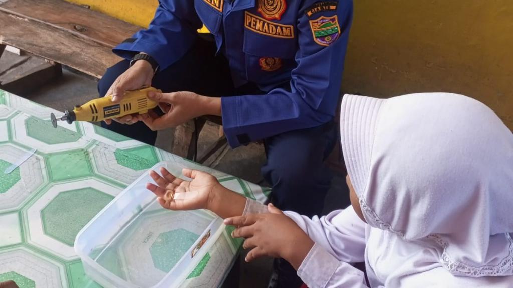 Cincin Mainan Nyangkut di Jari Siswi SD, Damkar Ciamis Evakuasi Pakai Mini Gerinda