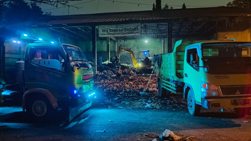 Kejar Target, Petugas DLH Kota Tasikmalaya Lembur Bersihkan Gunungan Sampah di TPS 3R Dadaha