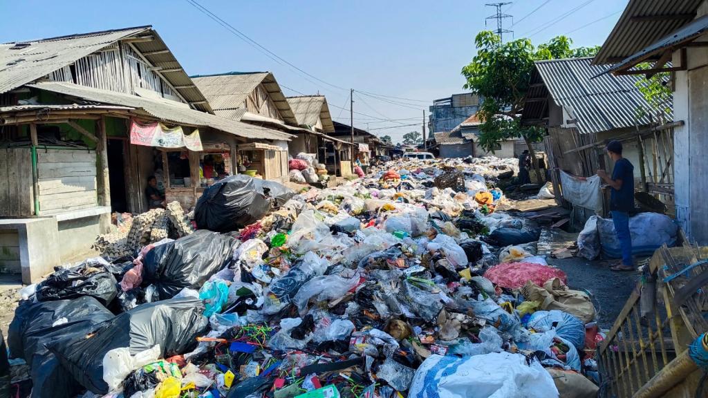Sampah Menumpuk di Sejumlah Titik, DLH Kota Tasikmalaya Sampaikan Permohonan Maaf