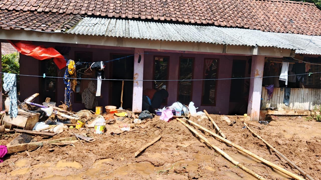 Detik-Detik Menegangkan Longsor Cihaurbeuti Ciamis: Ibu Peluk Anak dan Lari Sebelum Rumah Hancur