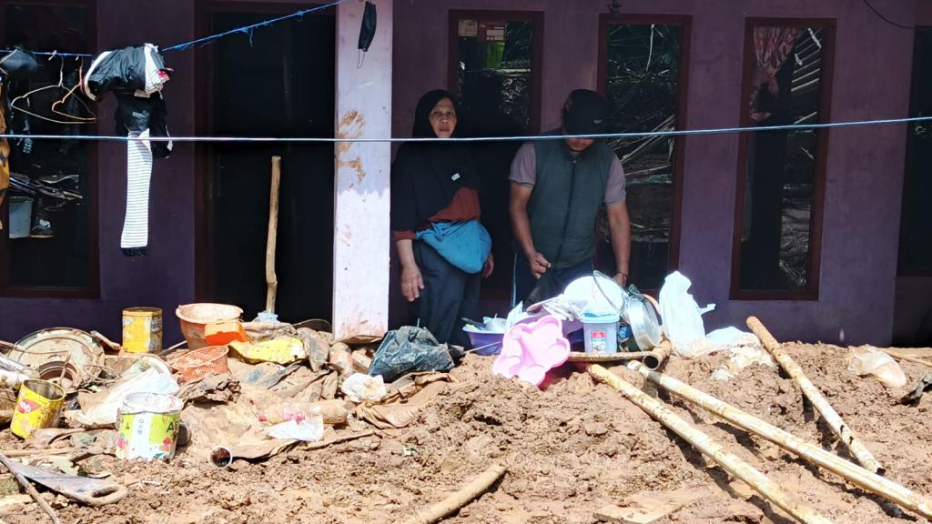 Bencana Longsor di Cihaurbeuti Ciamis: 8 KK Terdampak, Dua Rumah Tak Bisa Ditempati