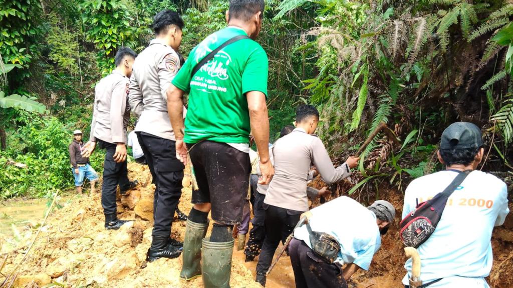 Pasca-Longsor Cihaurbeuti Ciamis, Polisi Bersama Warga Normalisasi Irigasi dan Perketat Patroli Malam