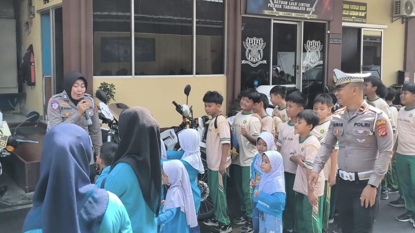 Puluhan Siswa RA dan SD Ikuti Program Polisi Sahabat Anak Satlantas Polres Tasikmalaya Kota