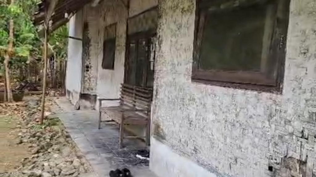 Terharu! Lansia Sebatang Kara di Ciamis Terima Bantuan Rutilahu dan Sembako dari Bupati Herdiat