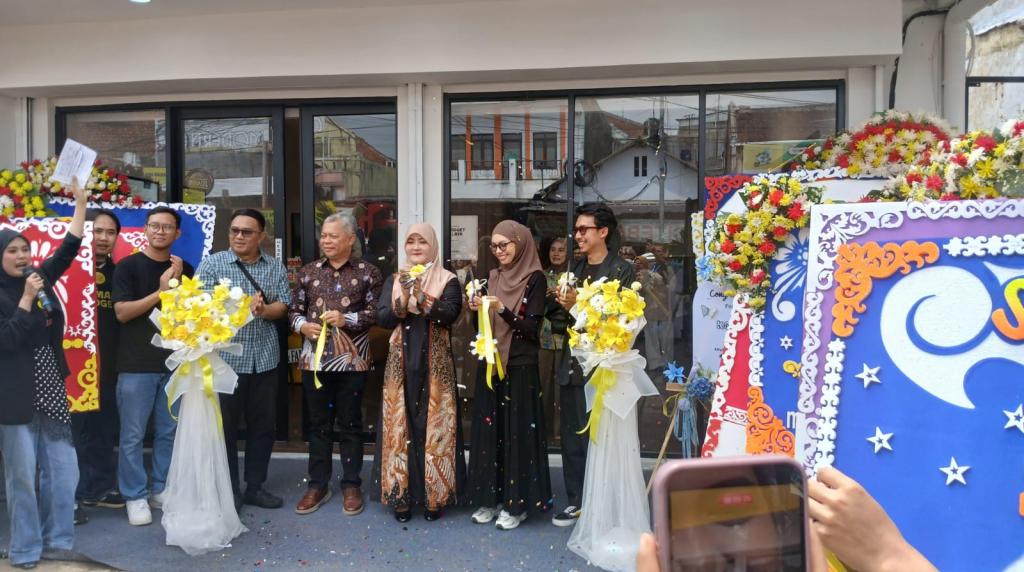 Gantikan Suami yang Sedang Sakit, Istri Plh Wali Kota Tasikmalaya Resmikan Gerai Kamar Gadget
