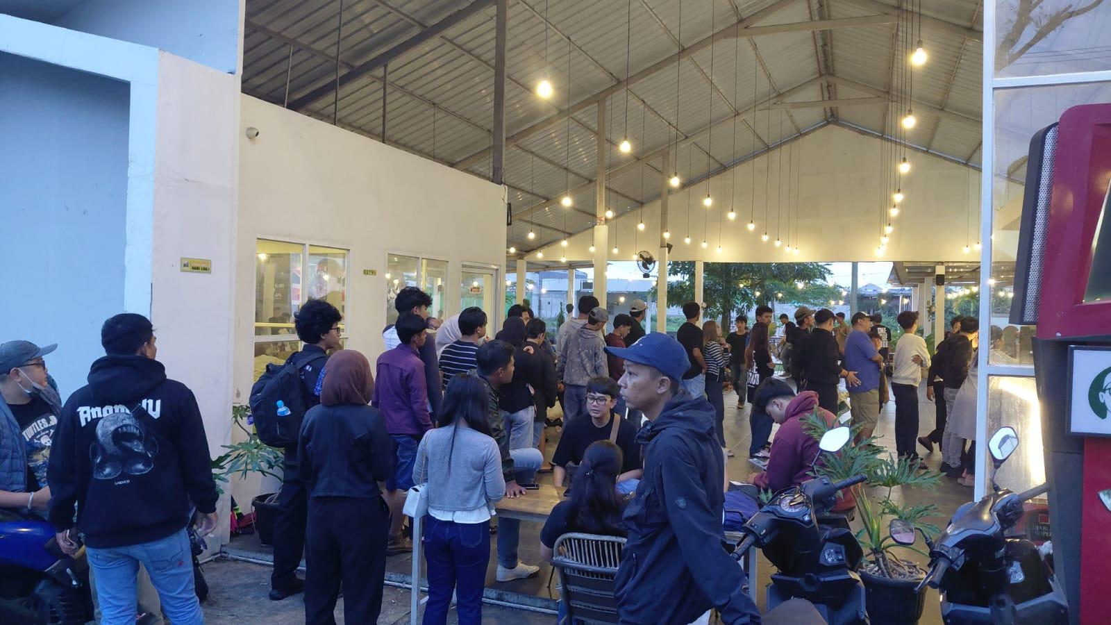 Ratusan Bobotoh Mulai Padati Lokasi Nobar Persib vs PSM di Bento Kopi