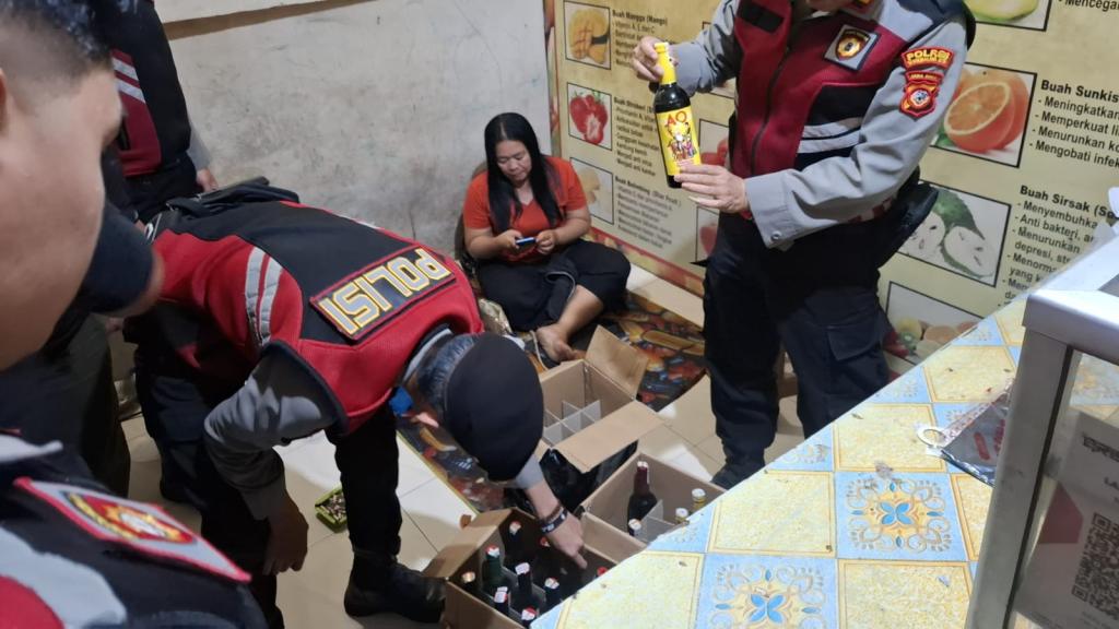 Sikat Penyakit Masyarakat, Polres Tasikmalaya Kota Gerebek Tiga Lokasi dan Sita Puluhan Botol Miras
