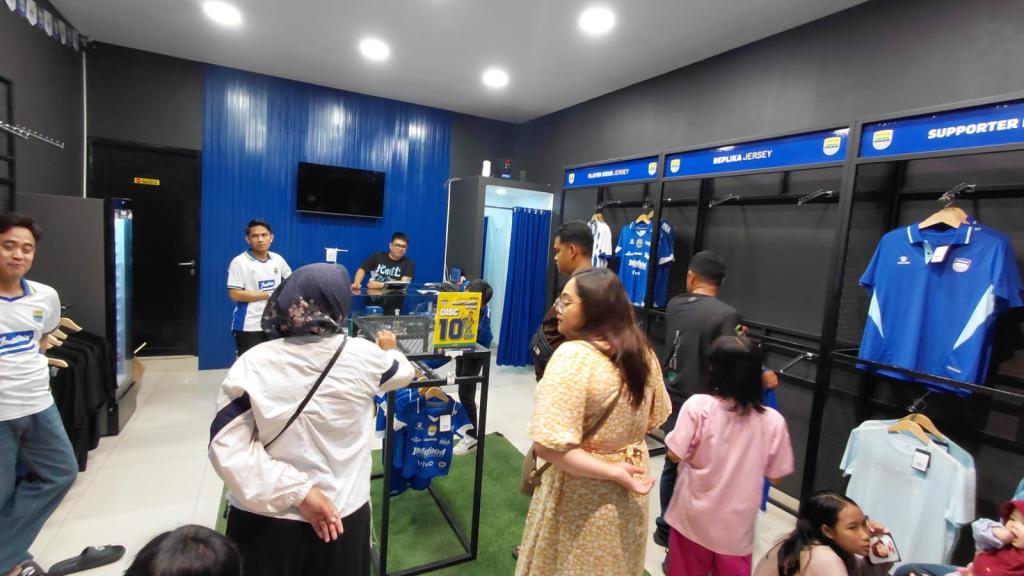 Menanti Juara Liga 1, Persib Store Tasikmalaya Diserbu Bobotoh yang Berburu Merchandise