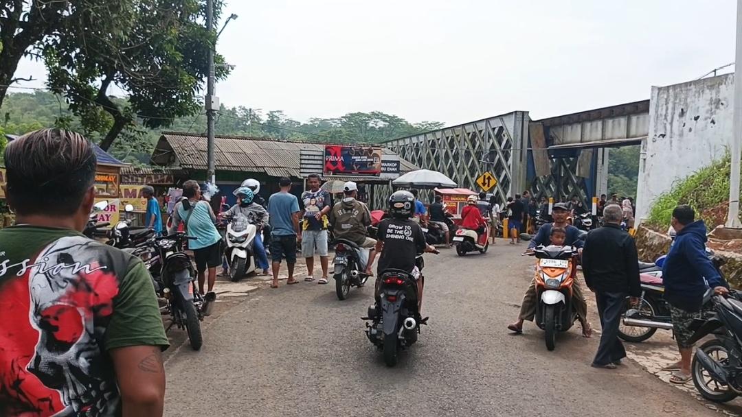 Geger! Seorang Pria Diduga Melompat dari Atas Jembatan Cirahong