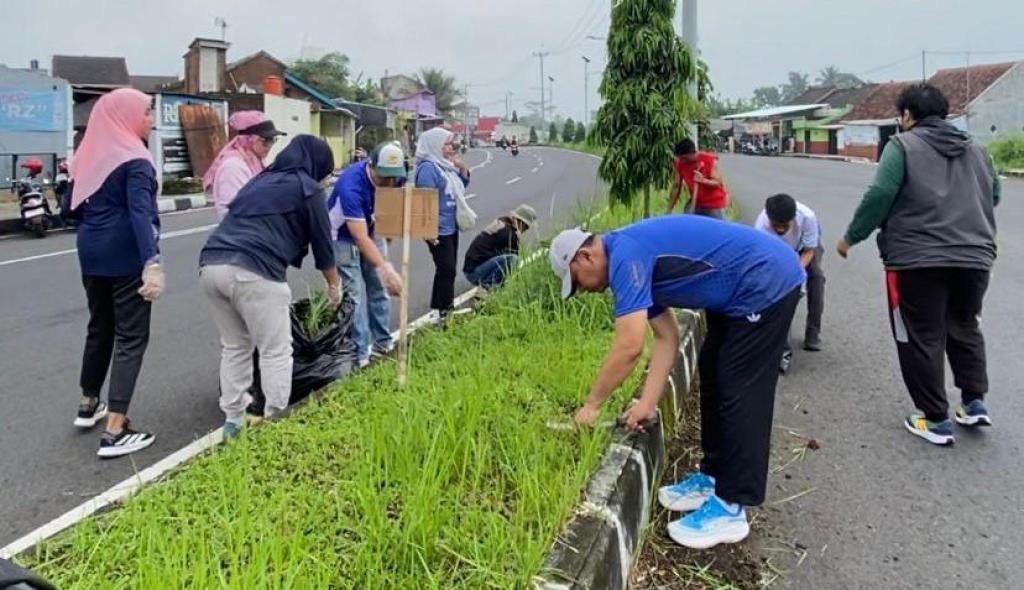 ASN Disporabudpar Kota Tasikmalaya Gotong Royong Bersihkan Jalan Lingkar Utara