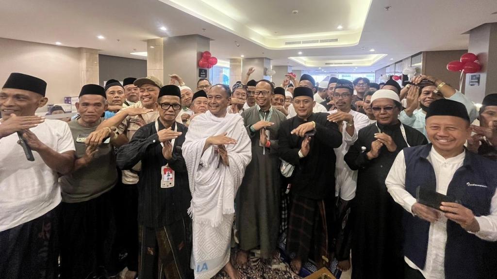 Wali Kota Tasikmalaya Viman Alfarizi Kunjungi Jamaah Haji KJT 04 di Makkah, Pastikan Kondisi dan Pelayanan Tetap Optimal
