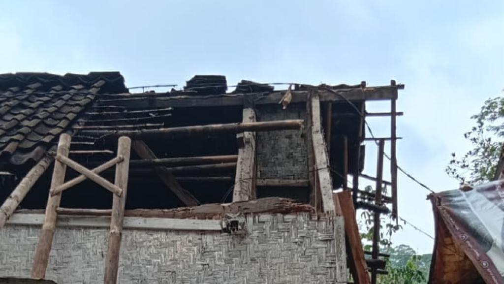 Terharu Dapat Bantuan Rutilahu, Warga Disabilitas di Cisaga Ucapkan Terima Kasih kepada Bupati Herdiat