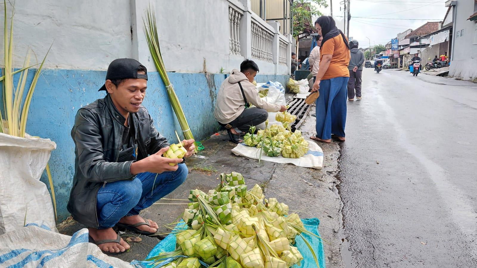 Jelang Iduladha 2026, Pedagang Kulit Ketupat Musiman Mulai Bermunculan di Tasikmalaya
