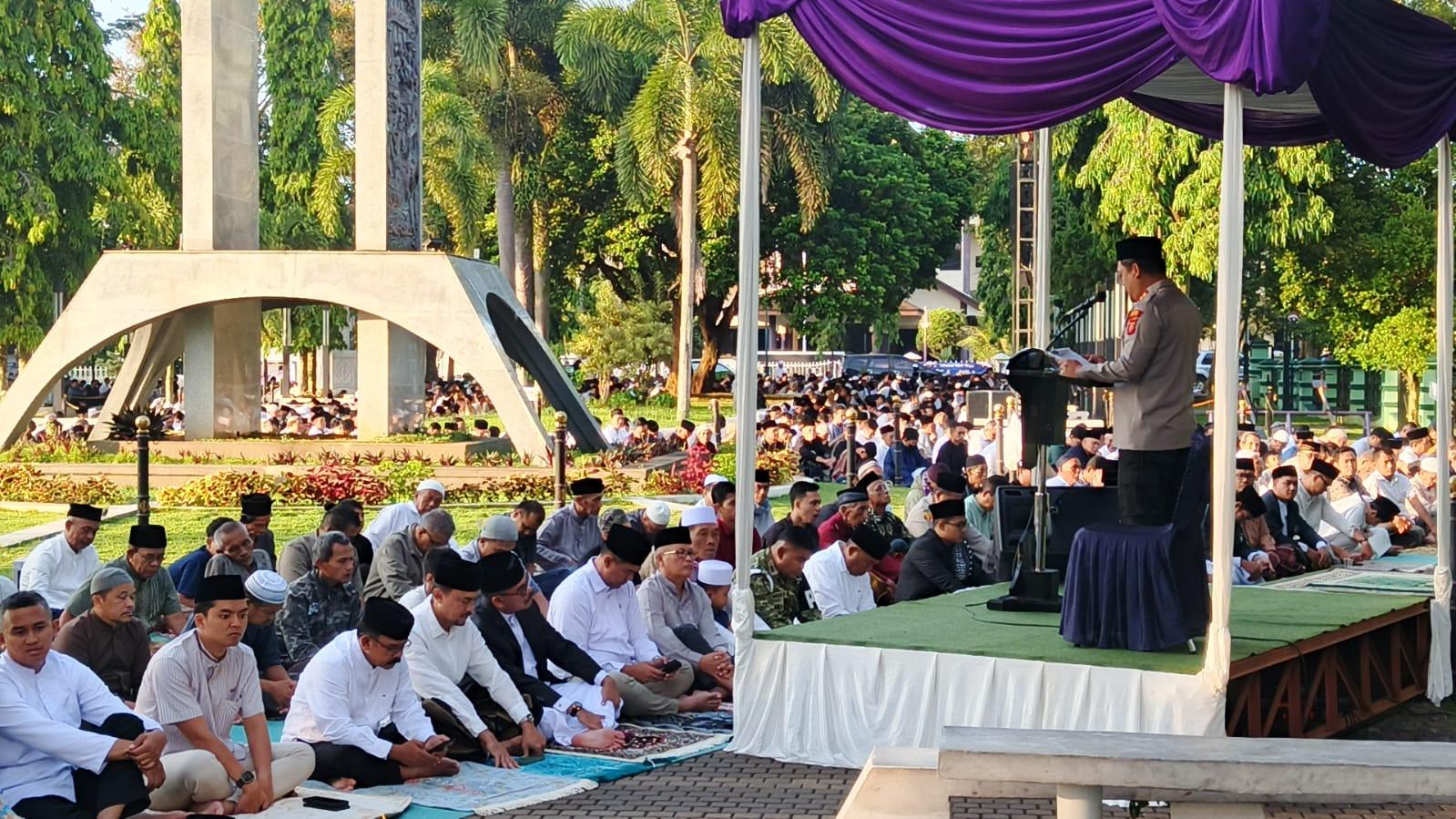 Ribuan Warga Ciamis Padati Masjid Agung, Kapolres Bacakan Pesan Solidaritas di Hari Raya Iduladha