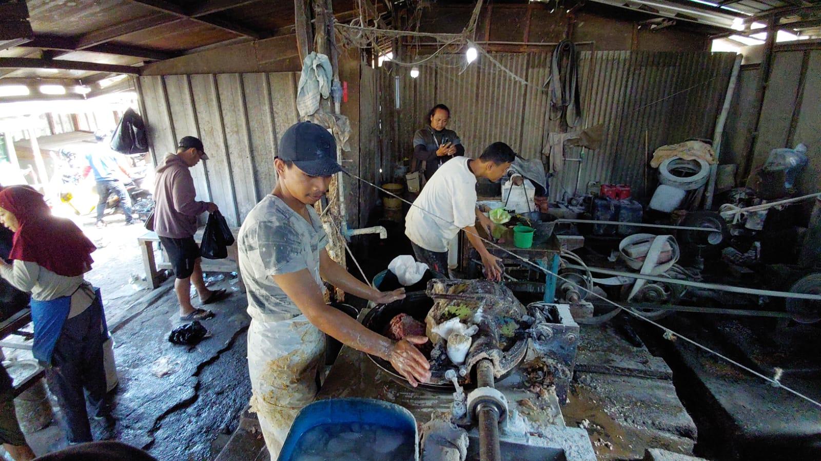 Bosan Daging Kurban Disate, Warga Tasikmalaya Serbu Penggilingan Bakso di Pasar Cikurubuk Hingga Omzet Naik 100 Persen