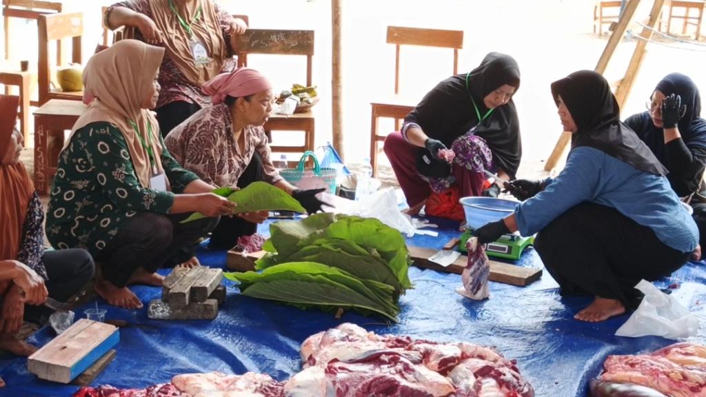 Kurangi Sampah Plastik, Daging Sapi Presiden Prabowo di Ciamis Dibungkus Daun Jati