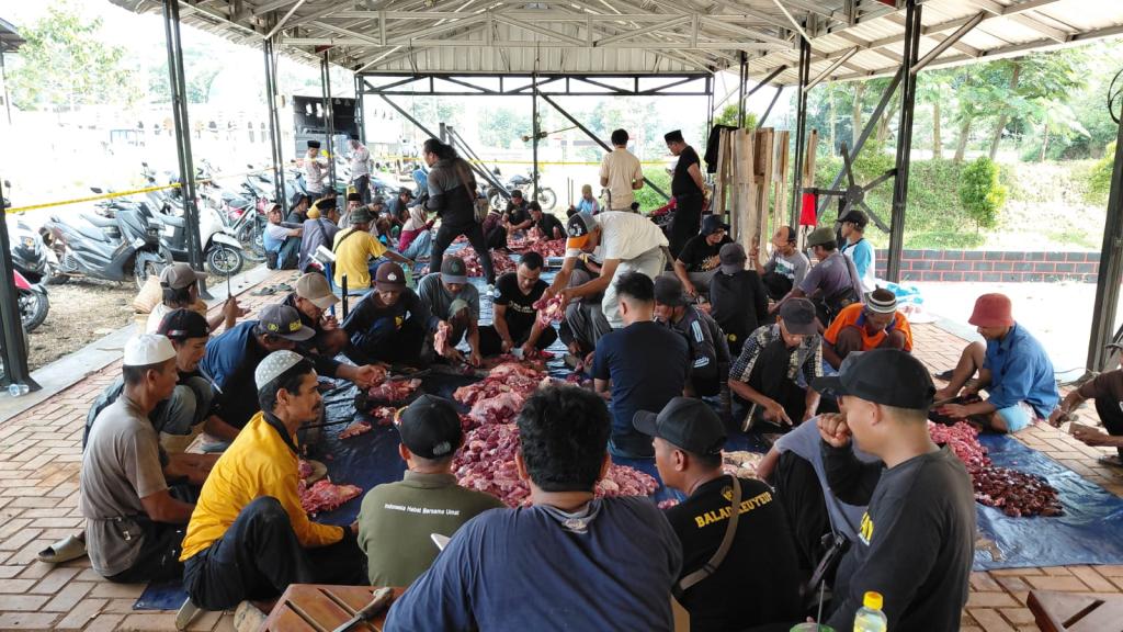 Sujud Syukur Warga Cineam dan Garut: 1.900 Paket Daging Kurban Brimob Batalyon D Pelopor Jadi Pelipur Lara di Iduladha