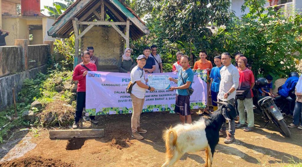 Perhutani KPH Tasikmalaya Serahkan Hewan Kurban untuk Kelompok Tani Sadap Cigalontang