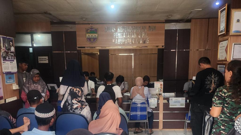 Pasca Libur Iduladha, Kantor Disdukcapil Ciamis Dipadati Warga Urus Dokumen Kependudukan