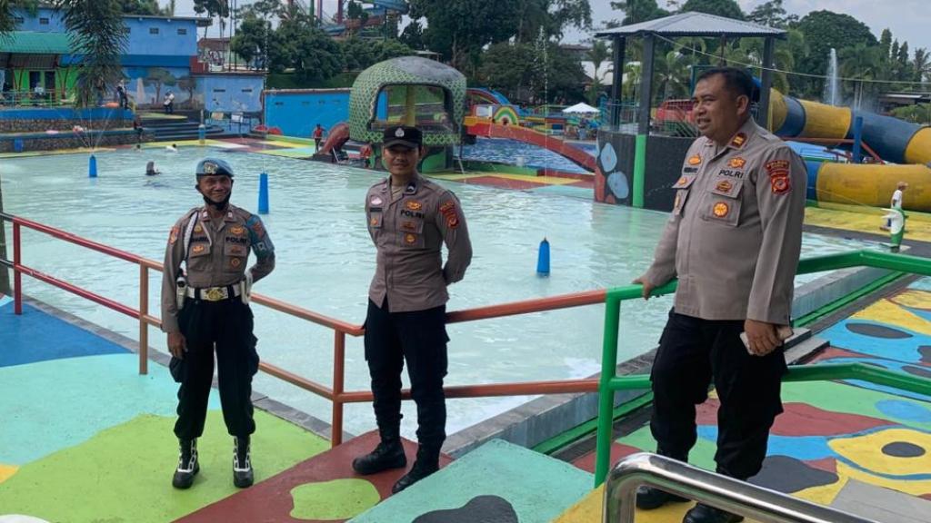 Libur Panjang Akhir Pekan, Polsek Cipaku Ciamis Perketat Pengamanan Waterboom Sumberjaya