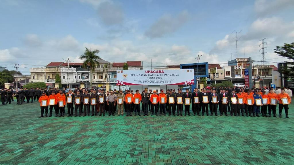 Sinergi dan Dedikasi Tinggi, Kapolres Tasikmalaya Kota Beri Penghargaan untuk Personel, Mitra Kerja dan Masyarakat