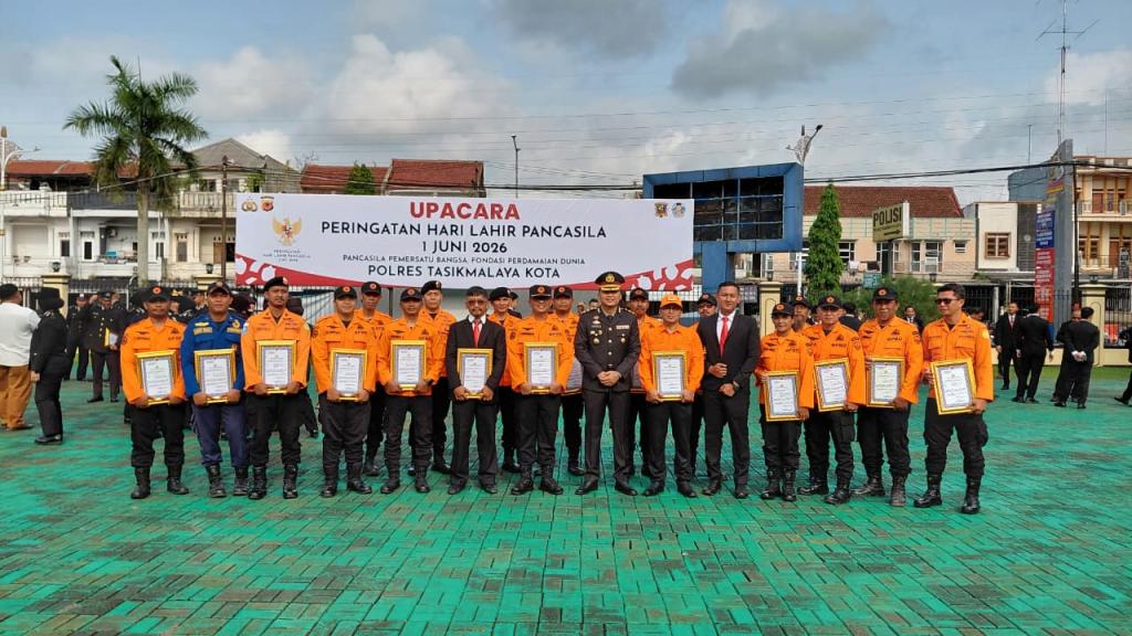 Berhasil Evakuasi Korban Jembatan Cirahong, 14 Personel BPBD dan Damkar Kota Tasikmalaya Terima Penghargaan dari Kapolres
