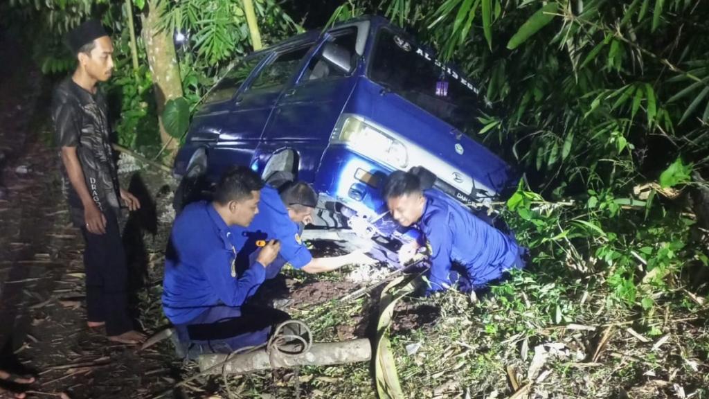 Mobil Pengangkut Telur Terperosok di Tanjakan Ranjirata Ciamis, Damkar Turun Tangan