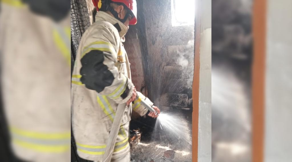 Diduga Korsleting Listrik di Lampu Dapur, Rumah Kontrakan di Sindangkasih Ciamis Hangus Terbakar