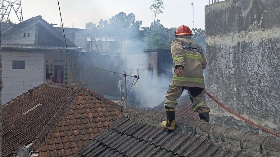 Diduga Akibat Korsleting Listrik, Rumah di Rancabango Tasikmalaya Terbakar, Kerugian Capai Rp50 Juta