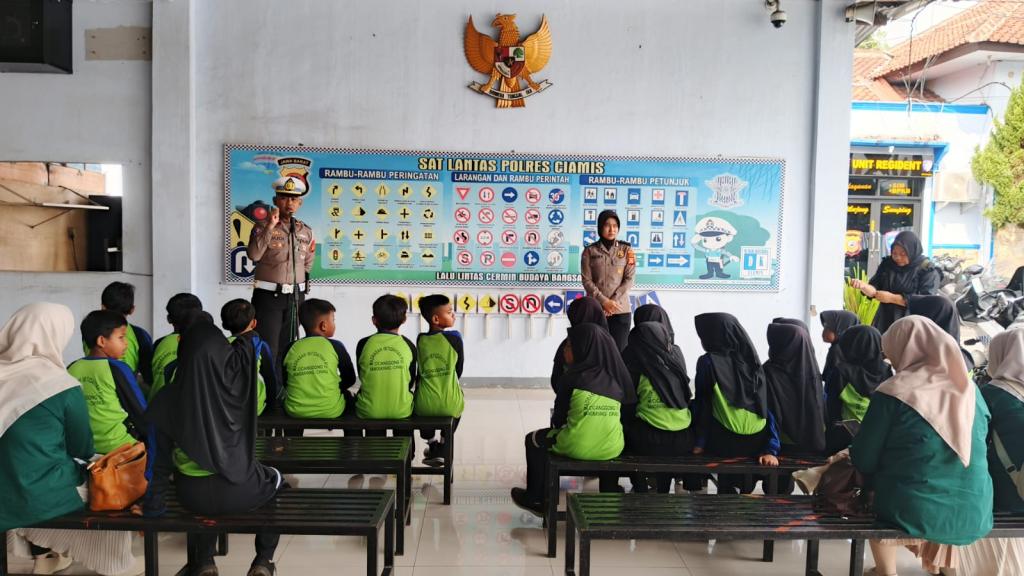 Satlantas Ciamis Tanamkan Tertib Lalu Lintas dan Cegah Bullying Melalui Program Polisi Sahabat Anak