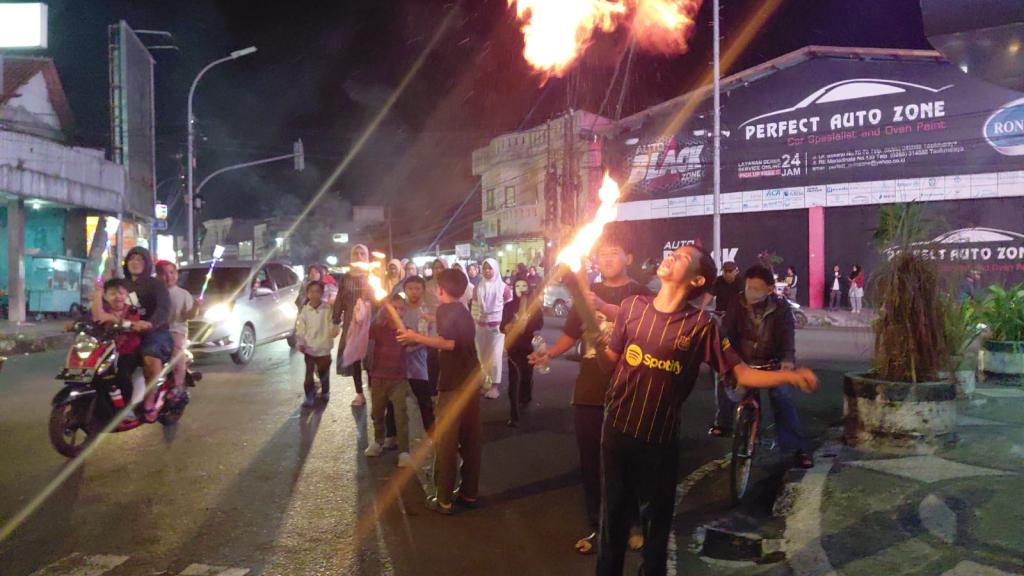 Meriah! Ribuan Warga Tasikmalaya Turun ke Jalan Ikuti Pawai Obor 1448 H, Diwarnai Atraksi Semburan Api