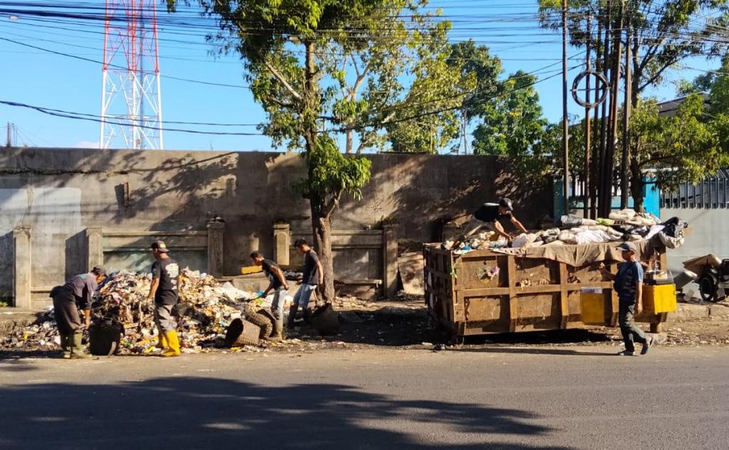 DLH Kota Tasikmalaya Angkut 12 Ton Sampah di Jalan Mayor SL Tobing dalam Sehari, Kondisi TPS Kembali Bersih