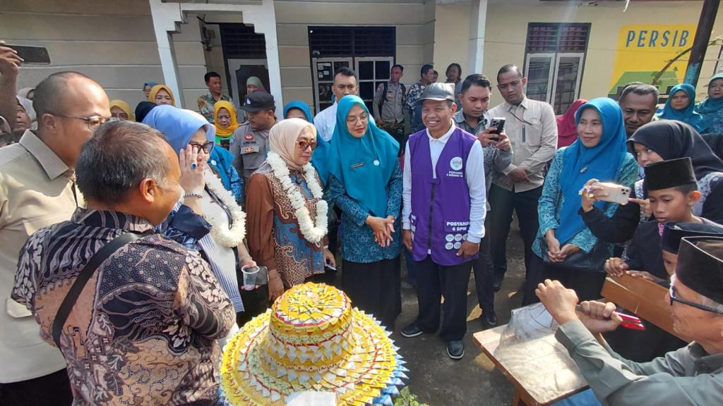 Kunjungi Cikalang Tasikmalaya, Menteri PPPA Puji Kemandirian Pangan Warga dan Sampaikan Salam Presiden Prabowo