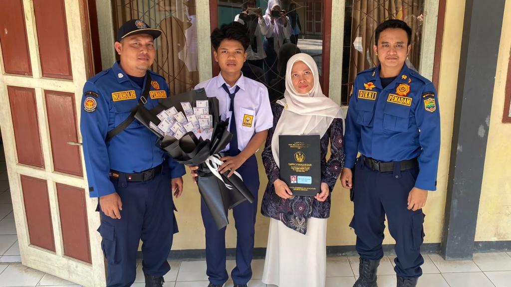 Damkar Ciamis Dampingi Siswa Yatim Hadiri Perpisahan Sekolah, Wujud Kepedulian di Luar Tugas Pemadaman