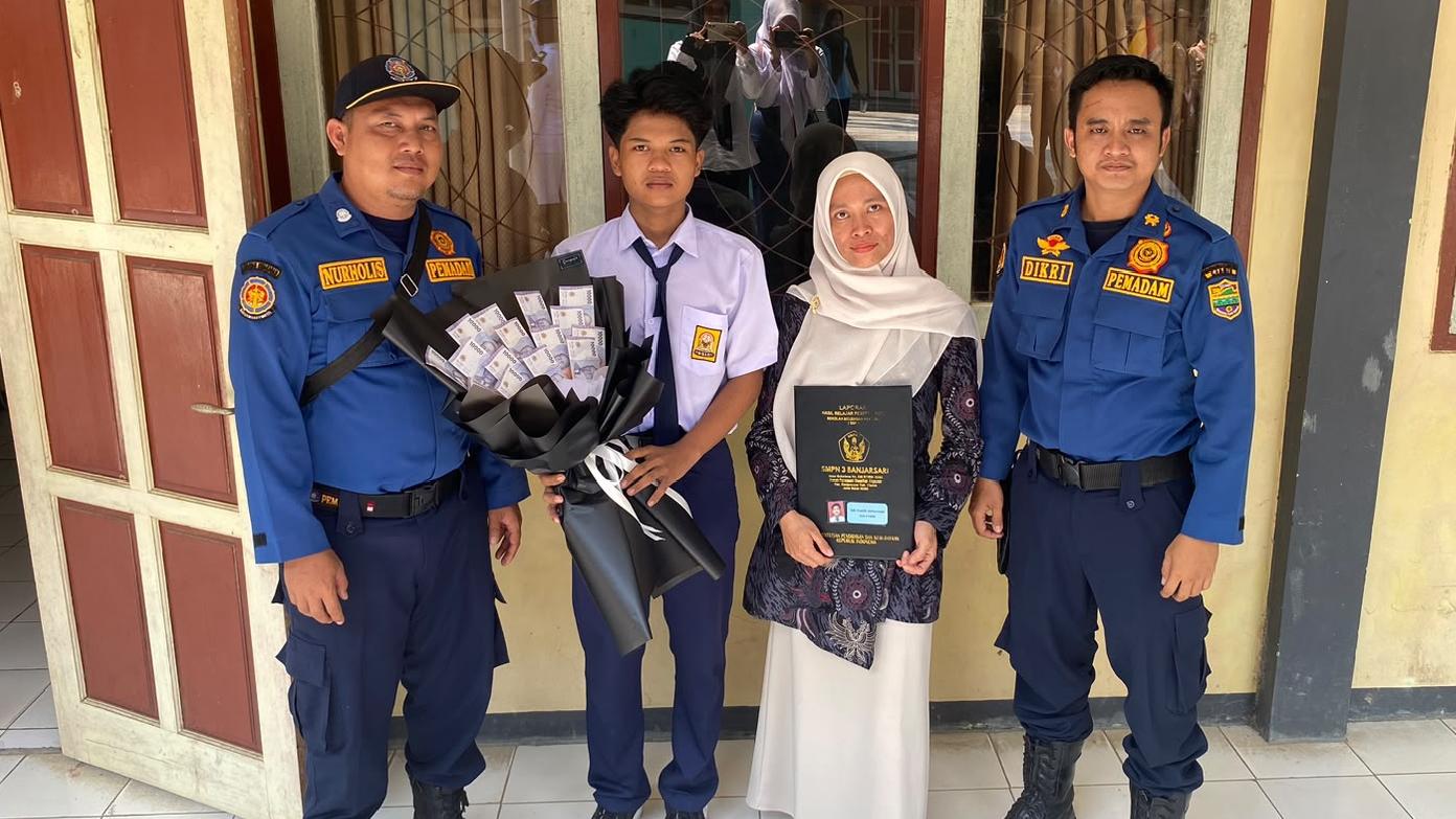 Damkar Ciamis Dampingi Siswa Yatim Hadiri Perpisahan Sekolah, Wujud Kepedulian di Luar Tugas Pemadaman