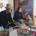Kreatif! Perajin Ciamis Sukses Sulap Koran Bekas Jadi Kerajinan Kriya Bernilai Ekspor