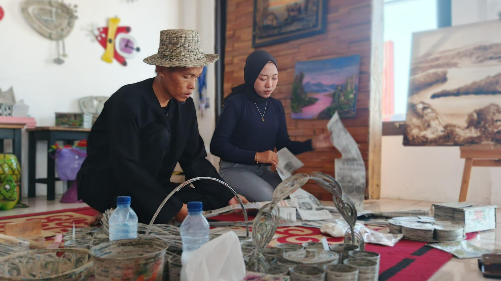 Kreatif! Perajin Ciamis Sukses Sulap Koran Bekas Jadi Kerajinan Kriya Bernilai Ekspor