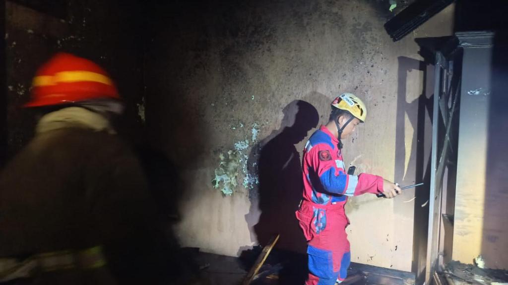 Diduga Korsleting Listrik, Kebakaran Hanguskan Kamar Rumah di Jalan Padasuka Tasikmalaya