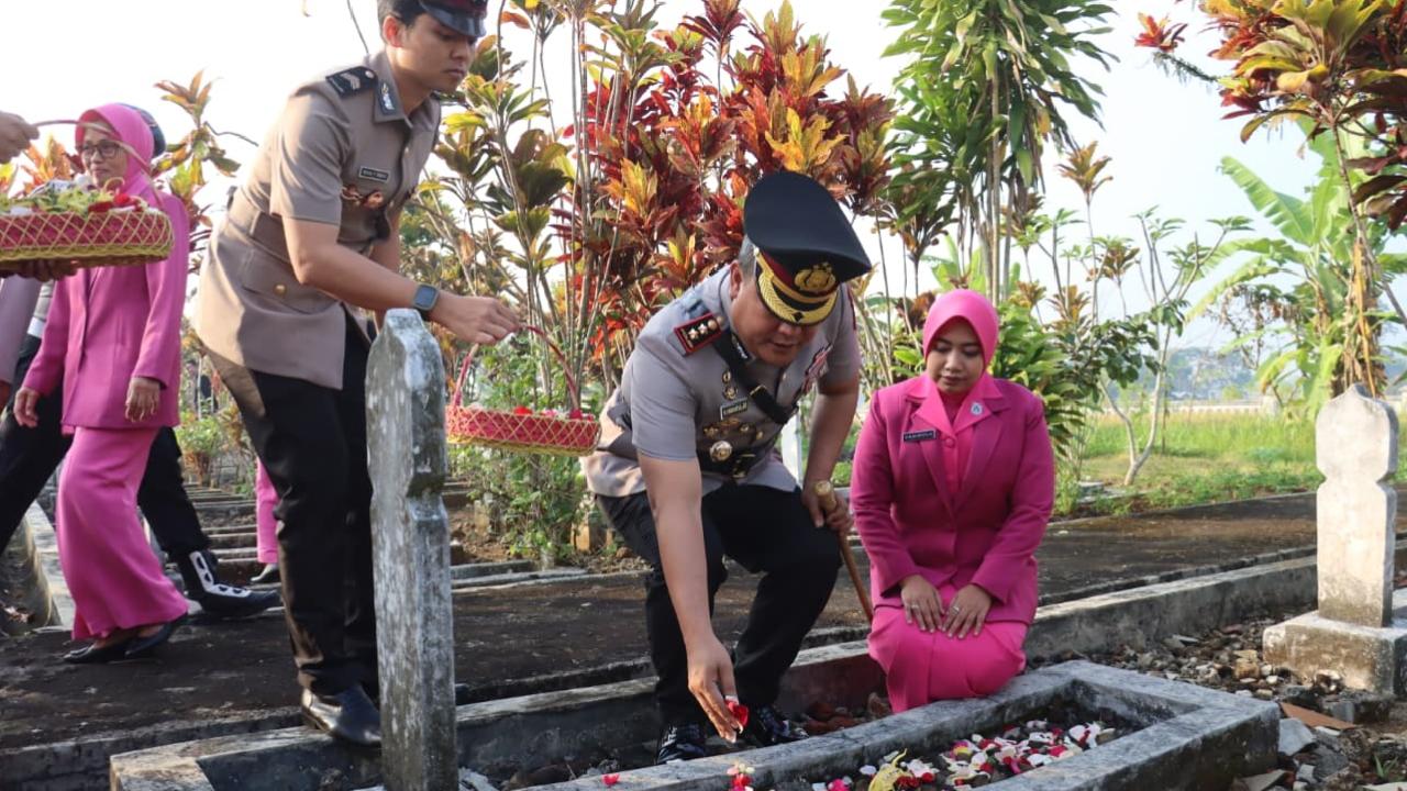 HUT ke-80 Bhayangkara, Polres Ciamis Gelar Ziarah dan Tabur Bunga di TMP Imbanagara