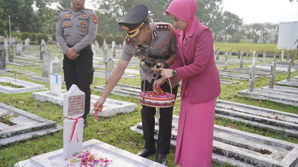 Sambut Hari Bhayangkara ke-80, Polres Tasikmalaya Kota Gelar Ziarah dan Tabur Bunga di TMP Kusumah Bangsa