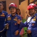 Ular Sanca Masuk Kamar Mandi Warga, Damkar Ciamis Bergerak Cepat Evakuasi